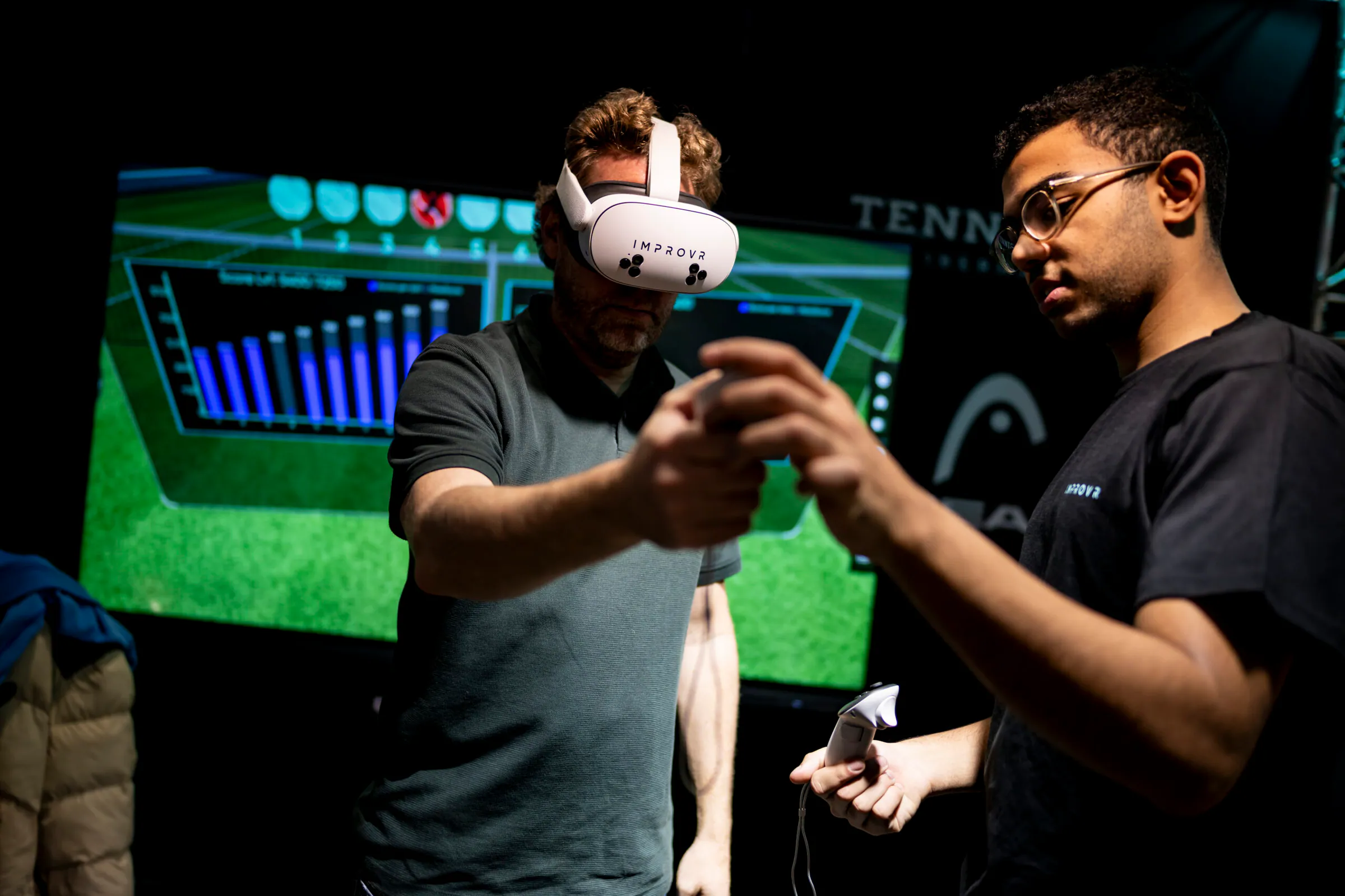 Spieler trainiert mit improvr VR-Headset und Controllern, betreut von einem Coach, Trainingsdaten im Hintergrund