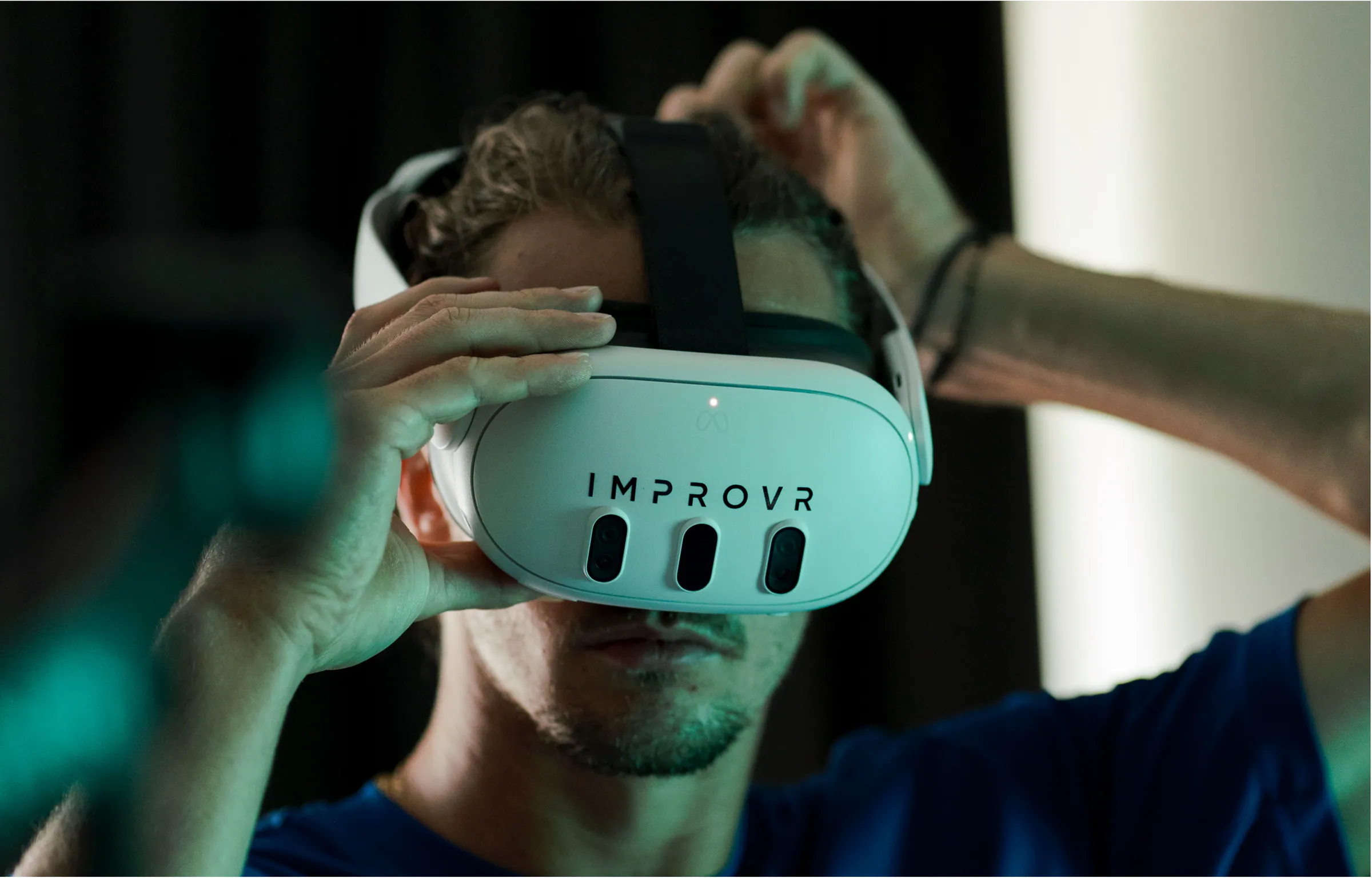 Sportler setzt ein weisses IMPROVR Mixed-Reality-Headset auf